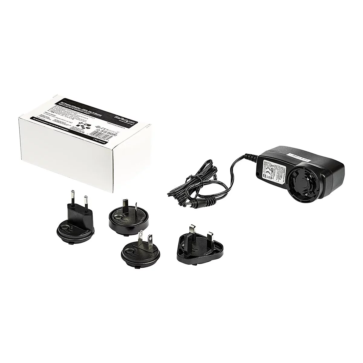 Netzteil und verschiedene Adapterstecker auf weiÃŸem Hintergrund.
