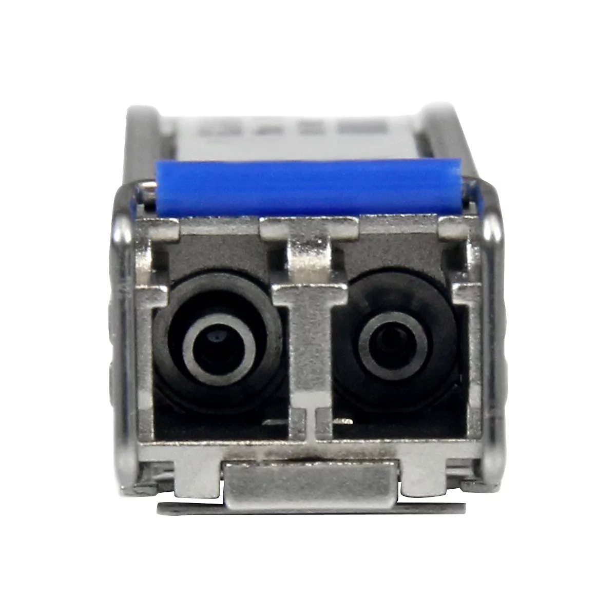 Nahaufnahme eines silberfarbenen Netzwerkmoduls mit zwei dunklen Öffnungen, einem blauen Element und einem weißen Hintergrund.