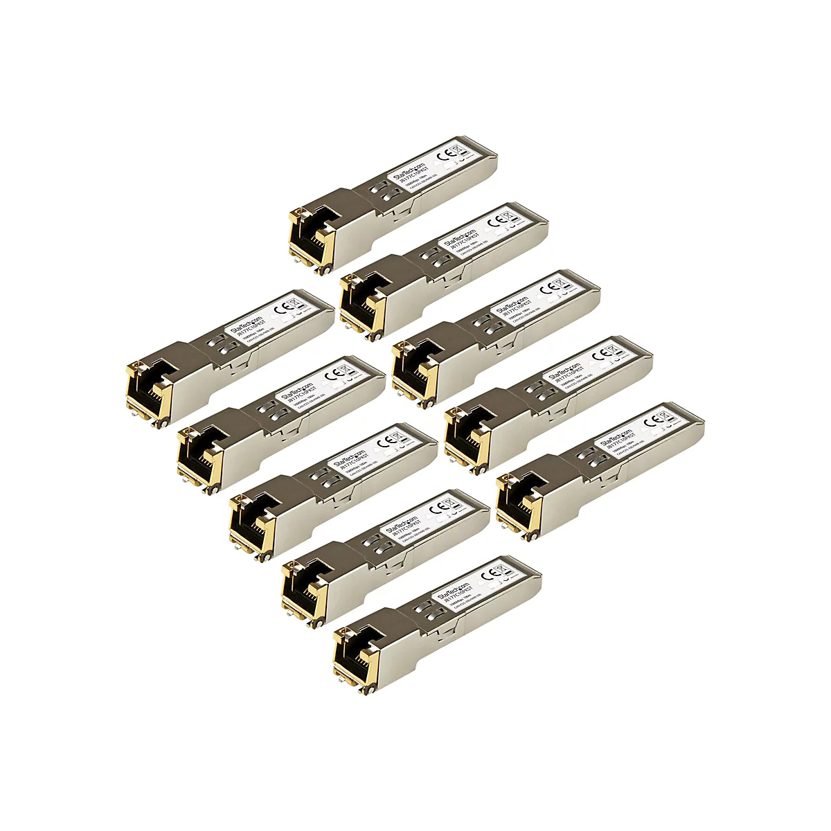 Vue de dessus d'une douzaine de modules Ethernet argentés avec des connecteurs de couleur or disposés sur un fond blanc. Chaque module possède un autocollant avec des spécifications techniques.