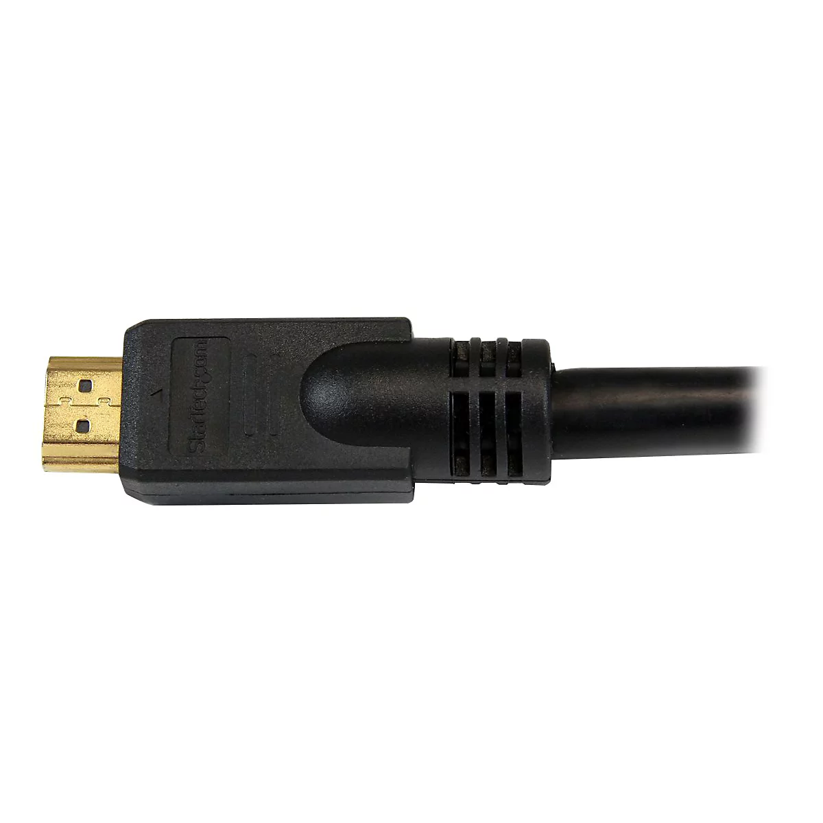 Nahaufnahme eines schwarzen HDMI-Kabels. Der Stecker ist rechteckig und goldfarben, das Kabel ist dick.
