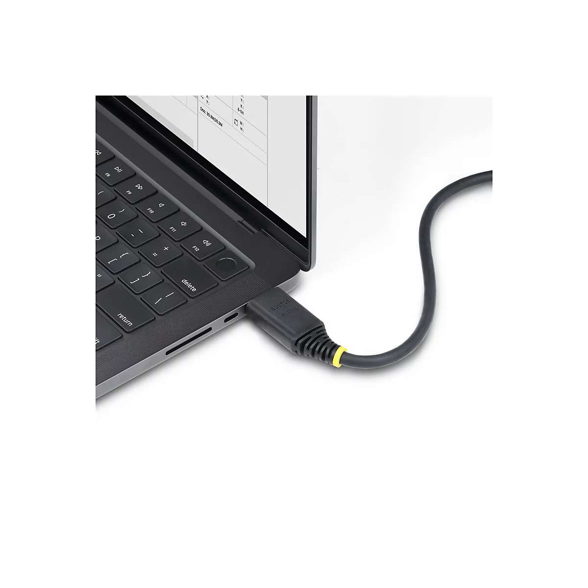 Ein schwarzes Laptop mit angeschlossenem Kabel. Kabel mit gelbem Akzent, das an der Seite des Laptops angeschlossen ist. Auf dem Laptop-Bildschirm wird Text angezeigt.