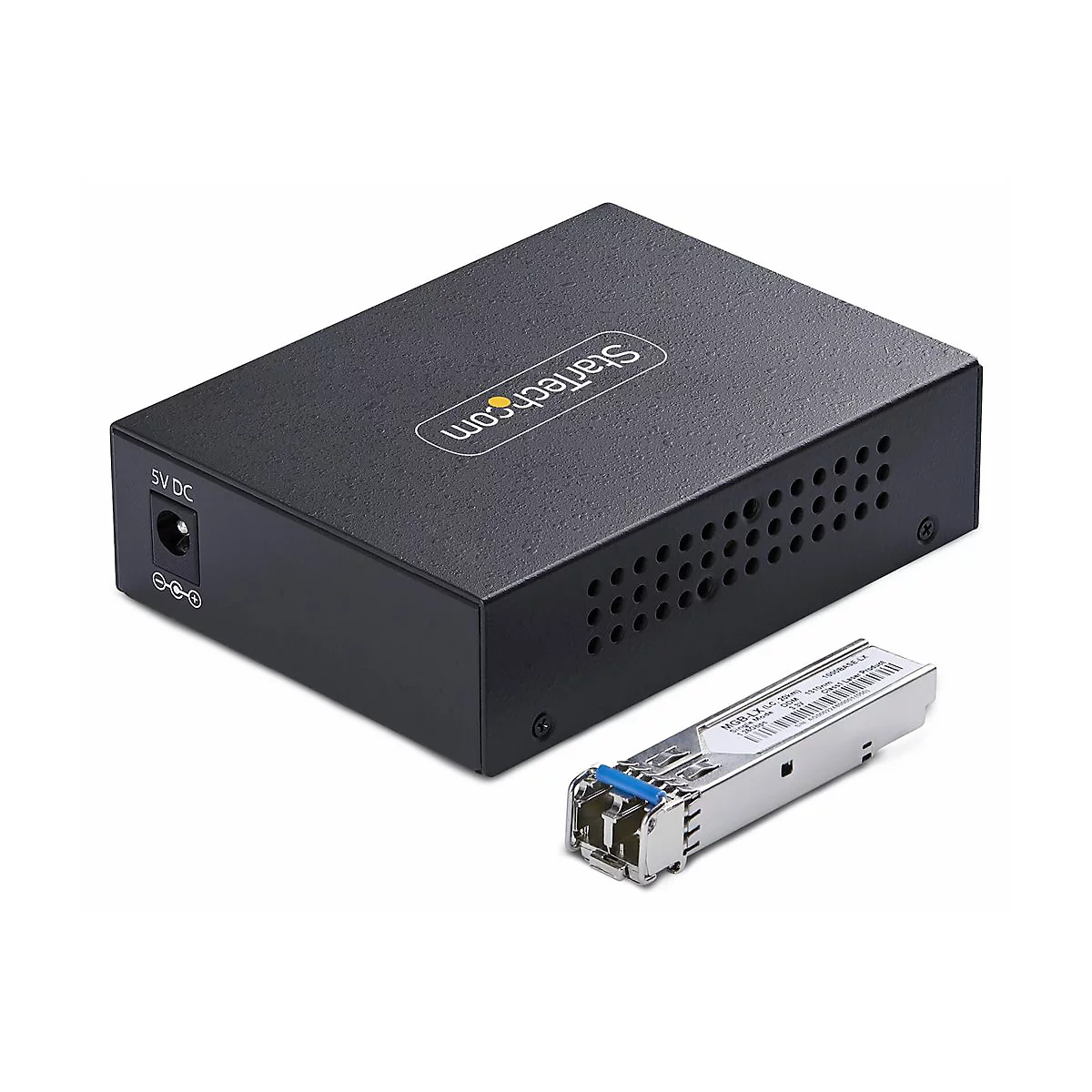 Schwarzer Netzwerk-Konverter mit offenem SFP-Modul. Aufschrift StarTech.com und 5V DC.