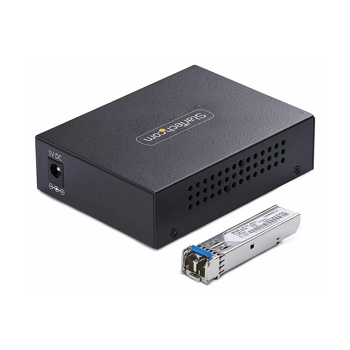 Schwarzer Netzwerk-Switch mit silbernem Stecker. StarTech.com Logo.