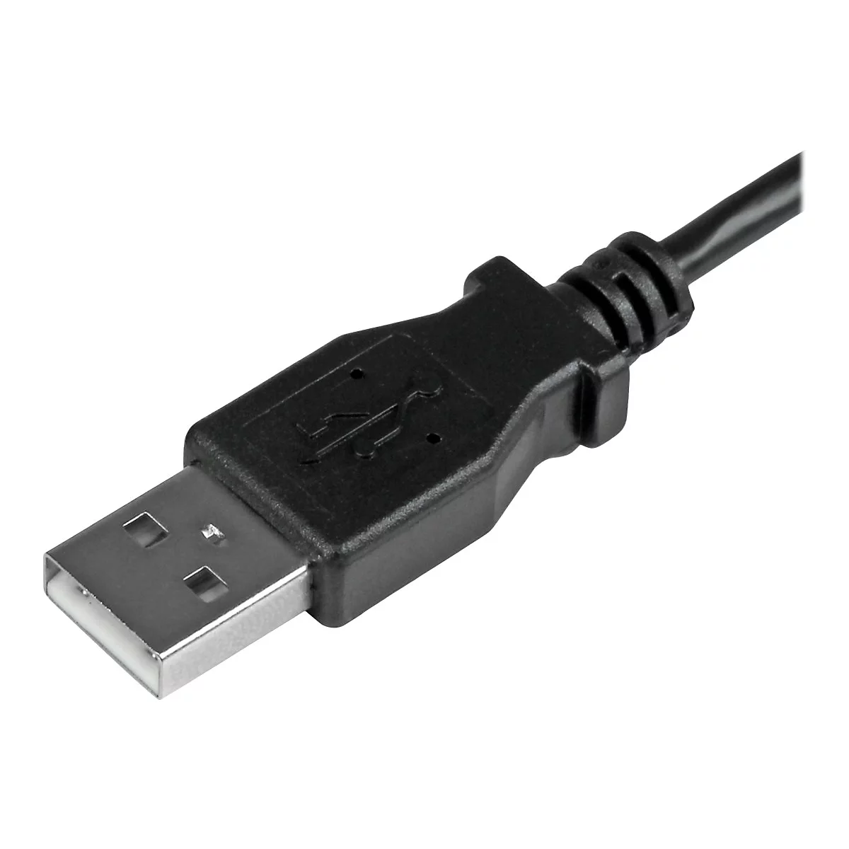 Nahaufnahme eines schwarzen USB-Kabels, das auf weißem Hintergrund isoliert ist. Der Stecker ist im Fokus.