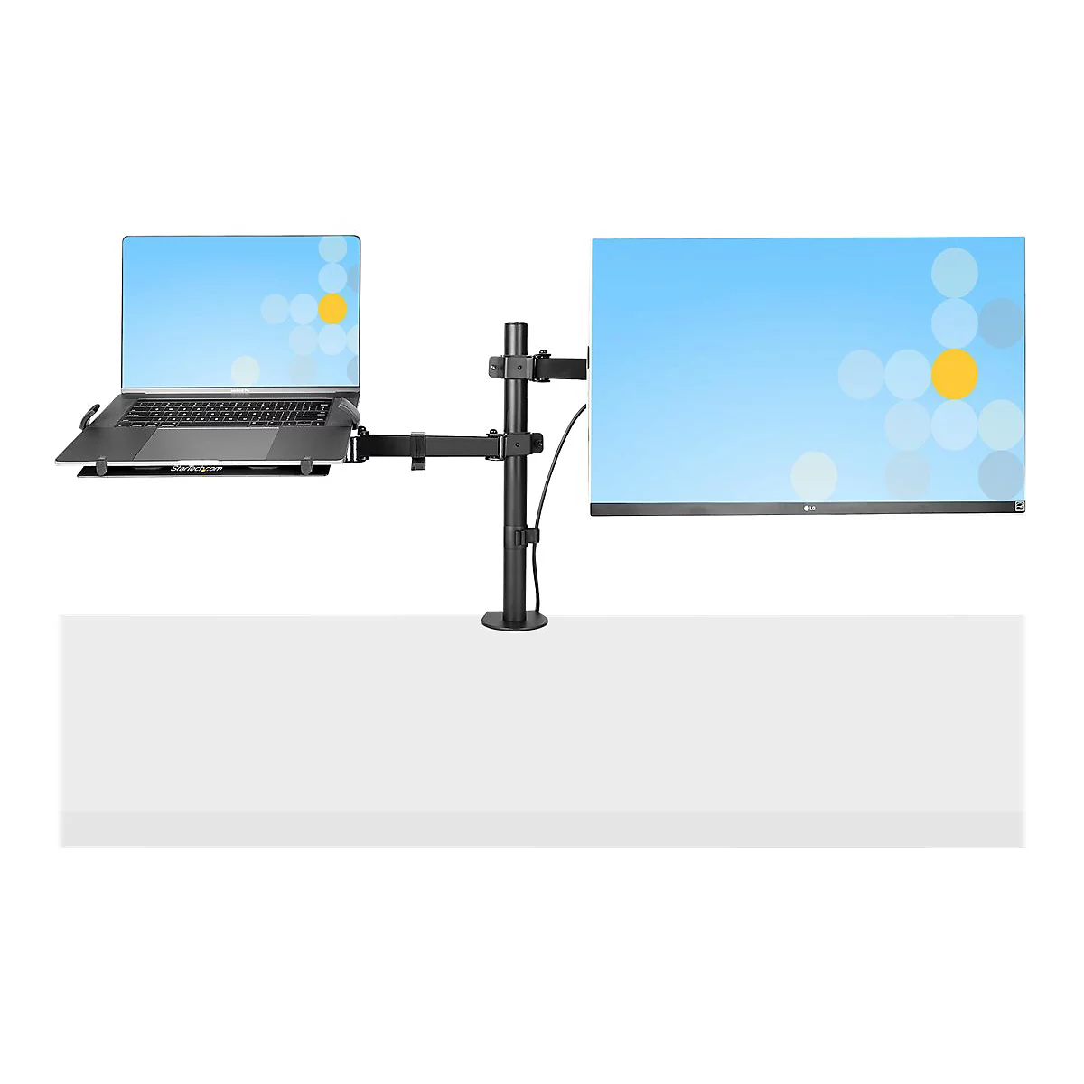 Schwarzer Monitorarm mit einem Laptop und einem externen Monitor, beide mit hellem Hintergrund. Auf einem weiÃŸen Tisch.