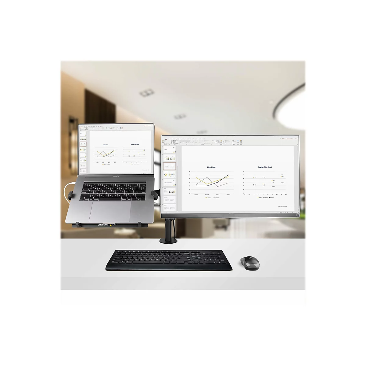 Ein Arbeitsplatz mit Laptop und Monitor. Beide zeigen Diagramme. Tastatur und Maus liegen auf der weiÃŸen OberflÃ¤che.
