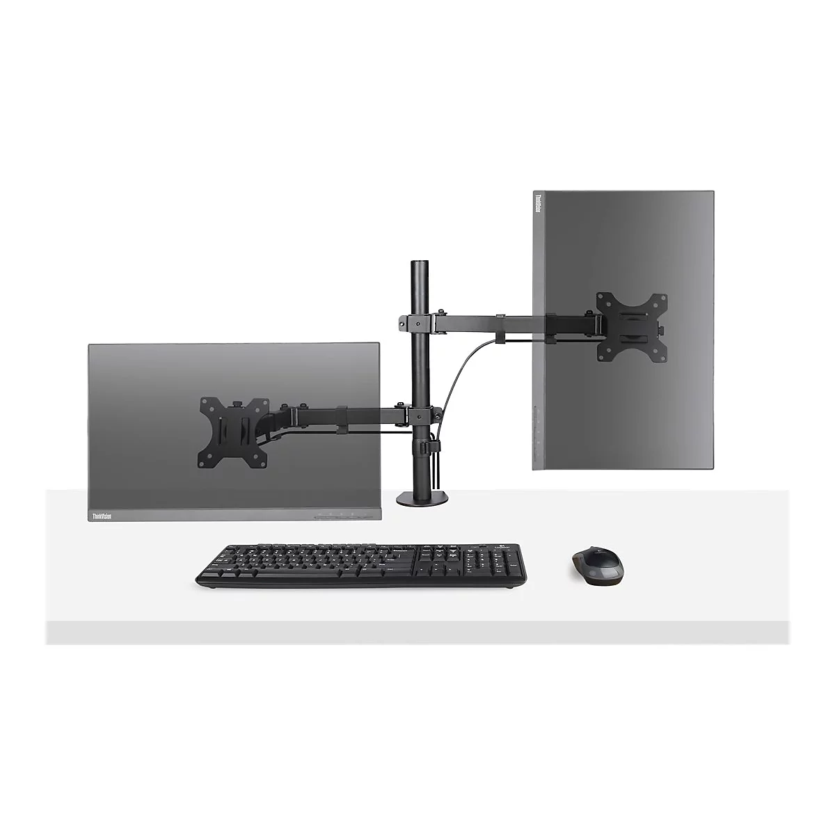 Zwei Monitore an einer Halterung, Tastatur und Maus auf weiÃŸem Tisch.