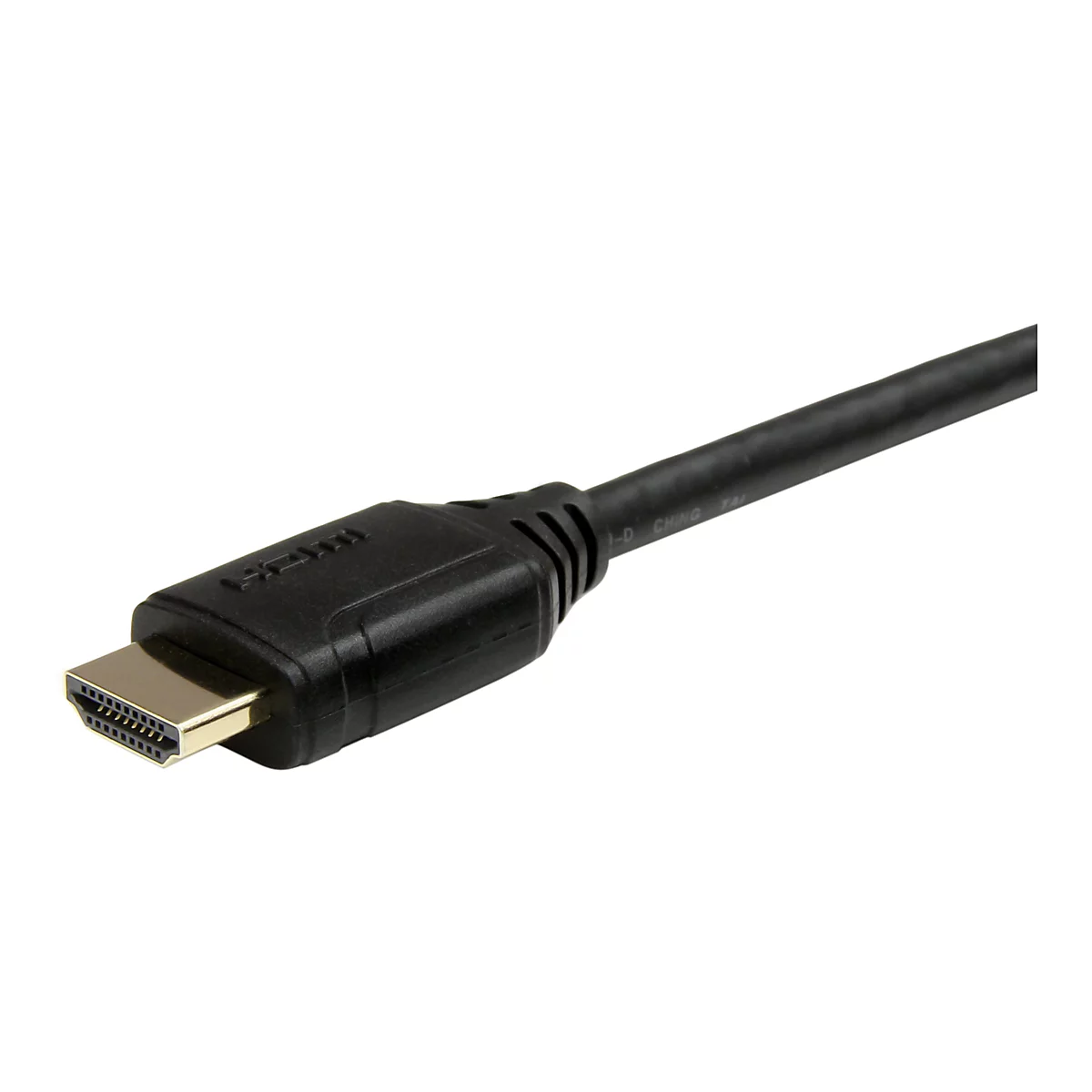 Ein schwarzes HDMI-Kabel vor weißem Hintergrund. Der Stecker ist goldfarben, das Kabel ist schwarz und hat eine Beschriftung.