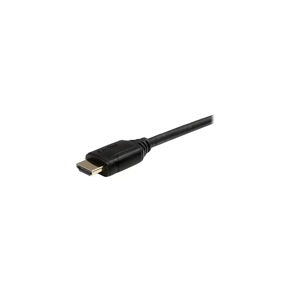 Nahaufnahme eines schwarzen HDMI-Kabels mit goldenem Stecker, isoliert auf weißem Hintergrund.