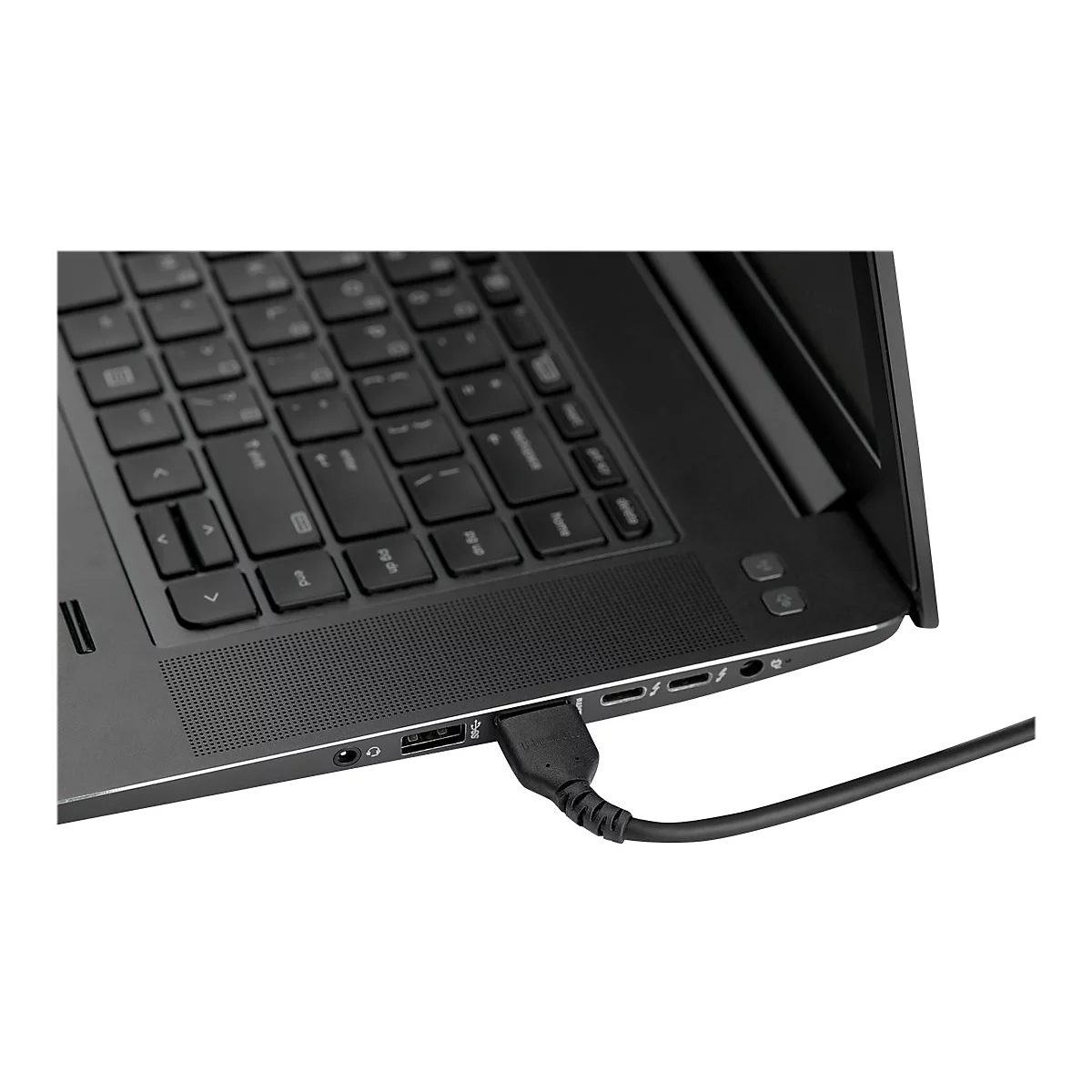 Schwarzer Laptop, Nahaufnahme von Tastatur und Anschlüssen. Ein USB-Kabel ist eingesteckt.