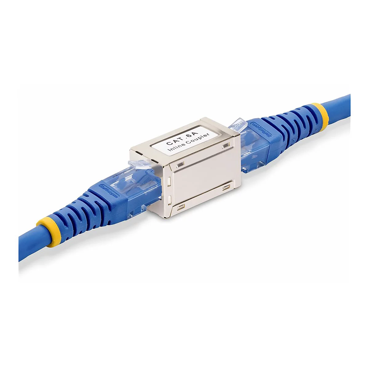 Ein blauer Ethernet-Kabelverbinder mit eingesteckten Kabeln. Auf dem Metallgehäuse steht „CAT 6A Inline Coupler“.