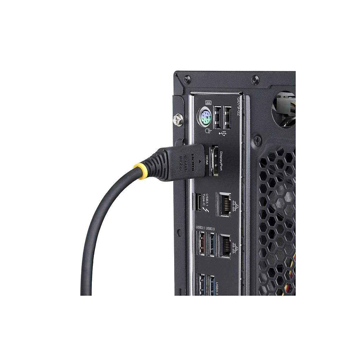 Nahaufnahme der Rückseite eines schwarzen PCs mit angeschlossenem HDMI-Kabel. Auf der Rückseite sind Anschlüsse wie HDMI, DisplayPort und USB zu sehen.
