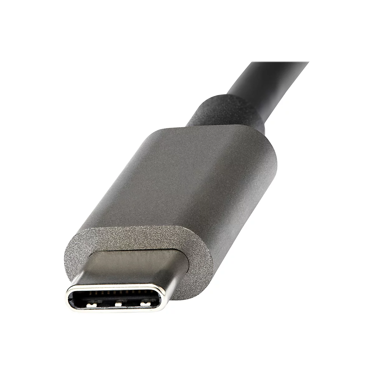 Nahaufnahme eines grauen USB-C-Steckers mit metallischer Innenseite, der auf weißem Hintergrund abgebildet ist.