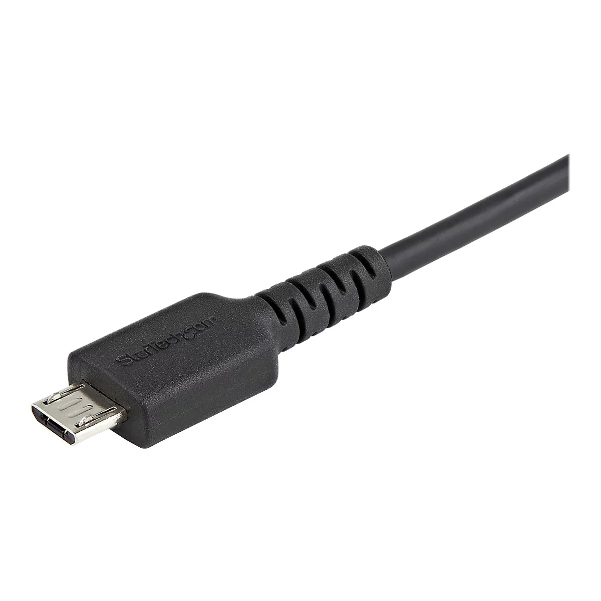 Nahaufnahme eines schwarzen Micro-USB-Kabels. Das Kabel ist an einem Ende mit einem USB-Anschluss und am anderen mit einem Kabel verbunden. Auf dem Anschluss steht "StarTech.com".