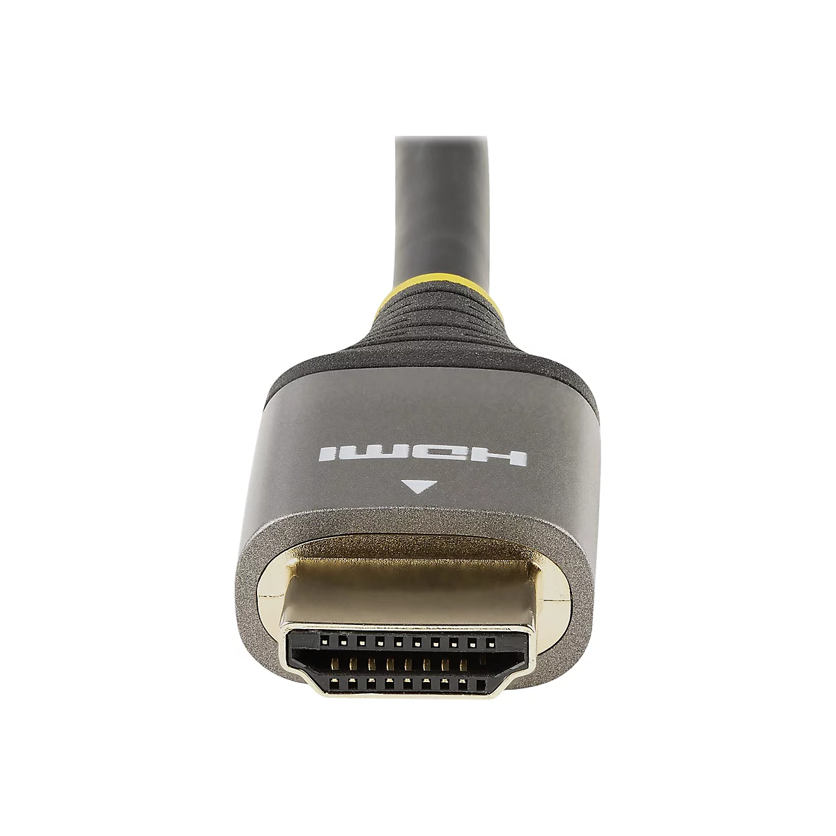 Nahaufnahme eines HDMI-Kabels. Der Stecker ist grau, mit weißem "HDMI" Schriftzug und zeigt nach unten. Der Stecker hat goldfarbene Kontakte, gelb am Knick.