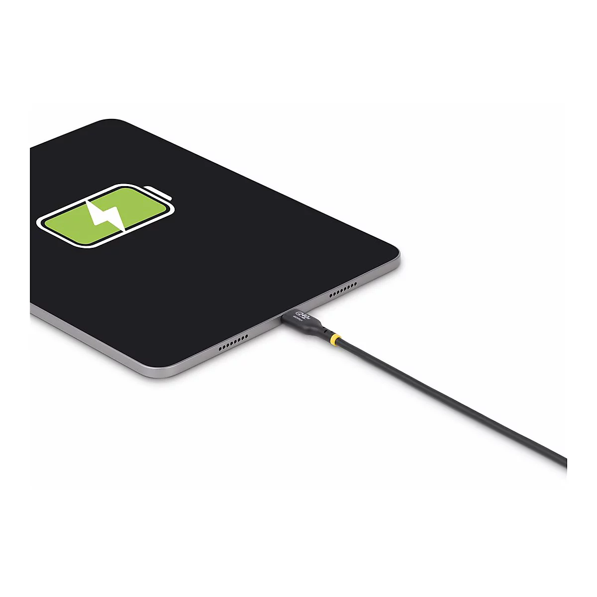 Ein schwarzes Ladekabel steckt in einem Tablet, dessen Bildschirm ein grünes Batteriesymbol zeigt.