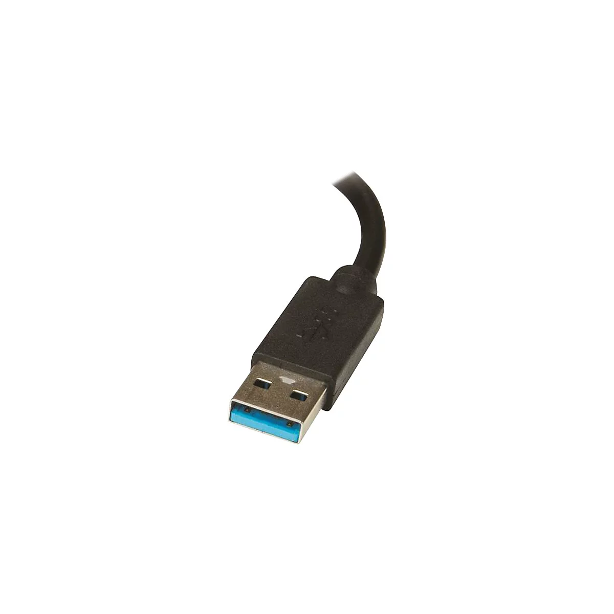 Nahaufnahme eines schwarzen USB-A Steckers mit blauem Innenleben vor weißem Hintergrund.