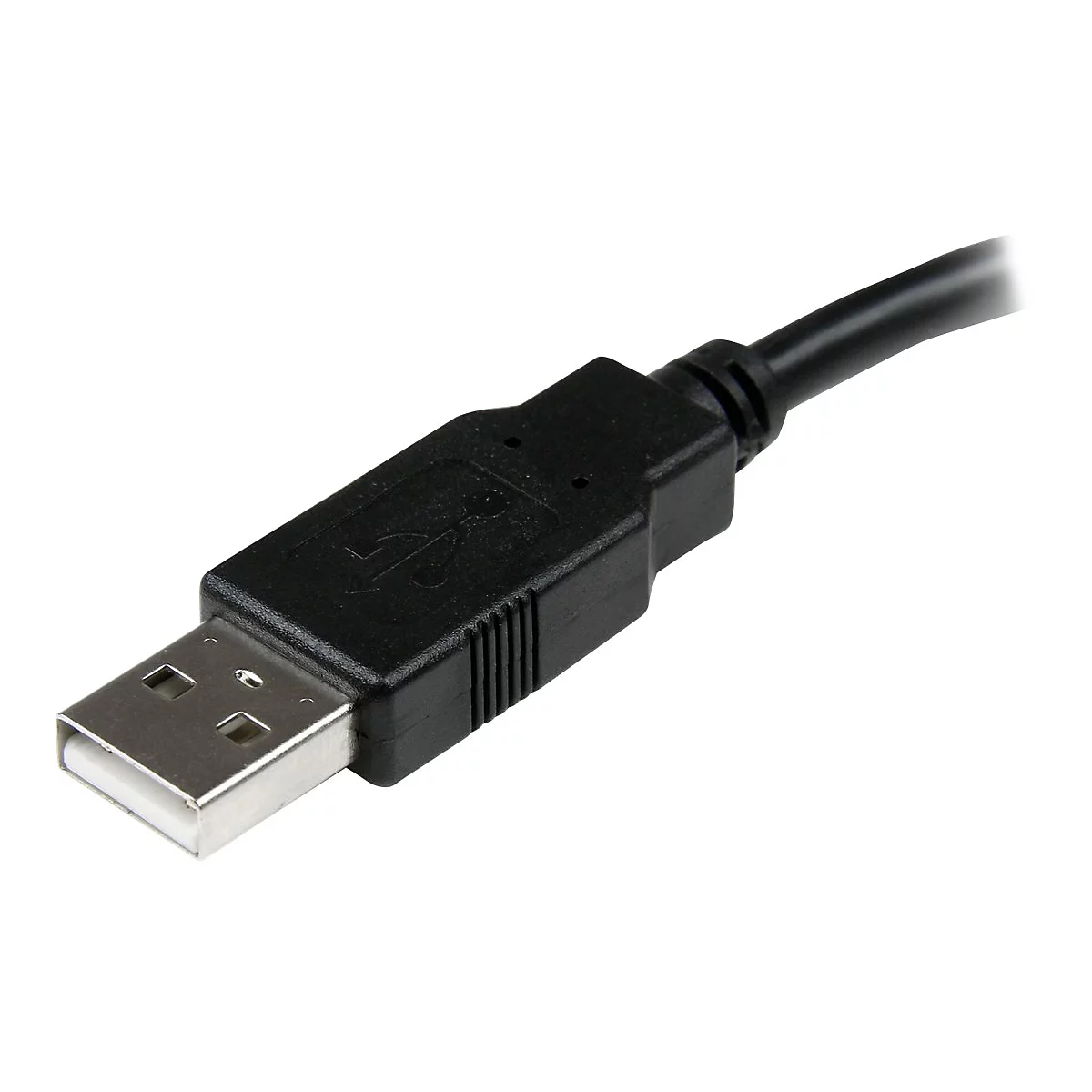 Nahaufnahme eines schwarzen USB-Kabels mit Metallanschluss, das auf weißem Hintergrund abgebildet ist.