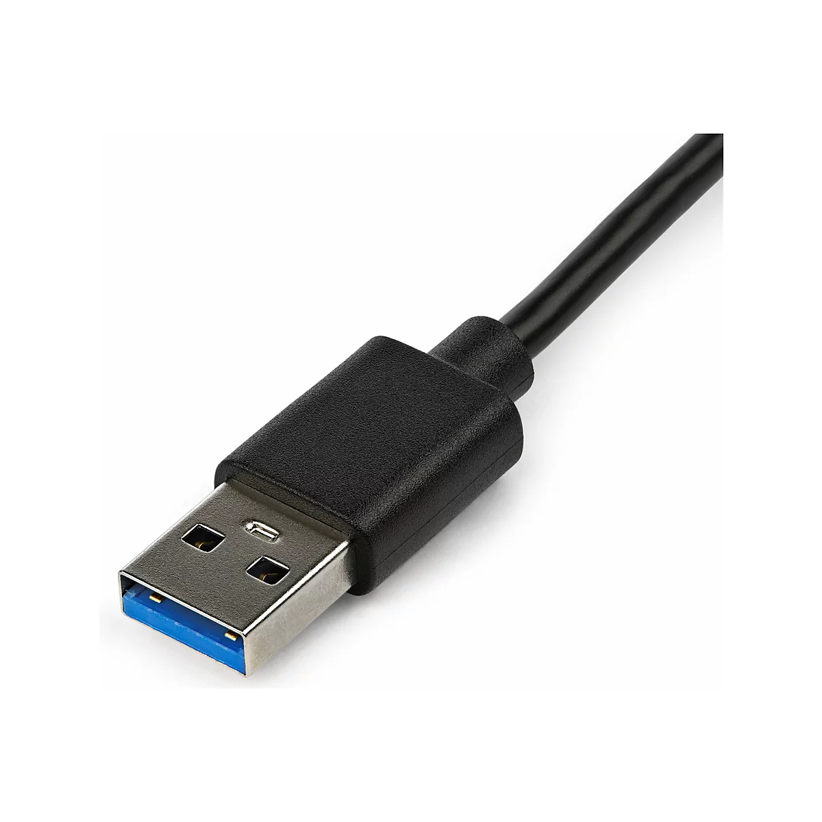 Nahaufnahme eines schwarzen USB 3.0 Steckers mit blauem Innenleben, der an einem schwarzen Kabel befestigt ist, auf weißem Hintergrund.