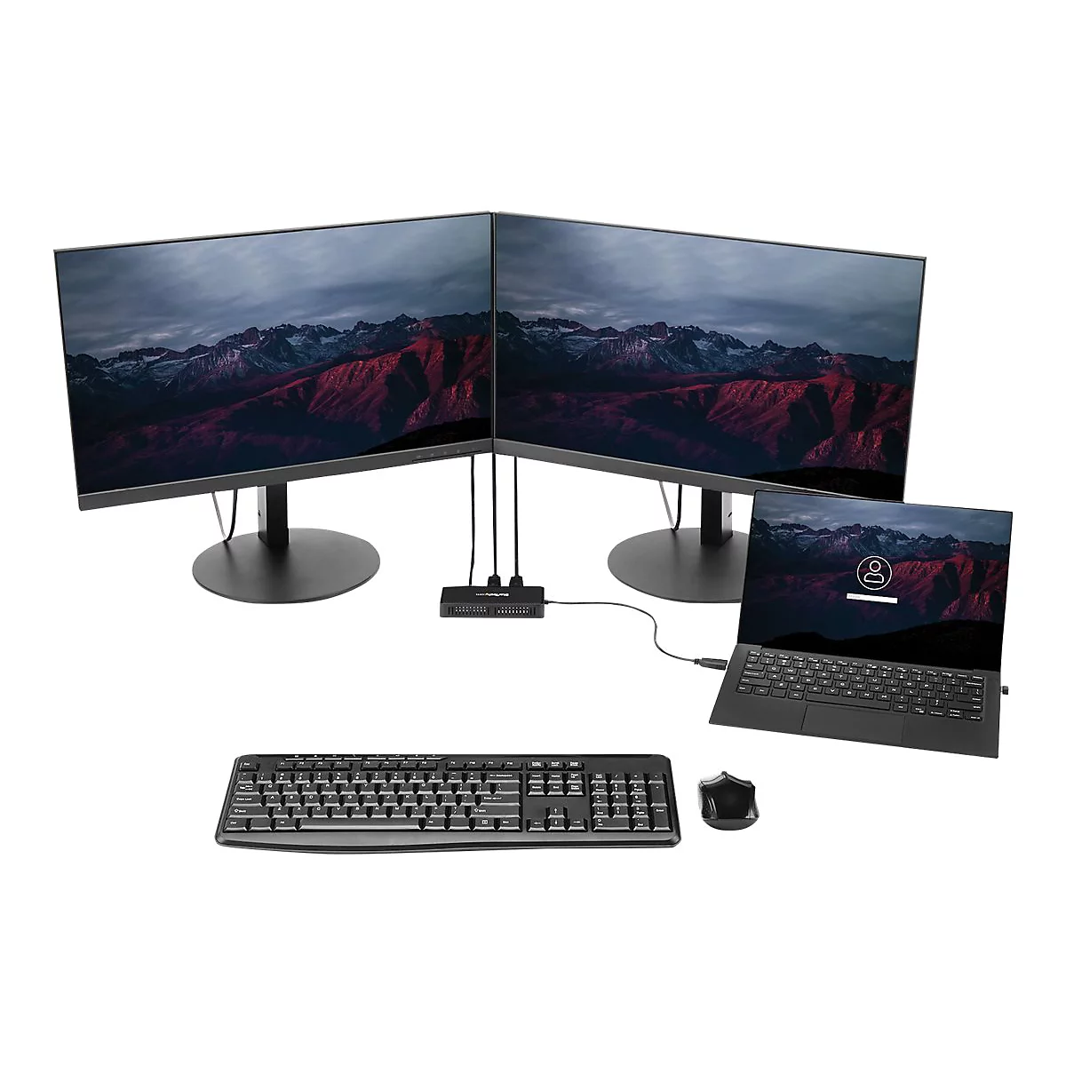 Arbeitsplatz: Zwei Monitore, Laptop, Tastatur und Maus. Die Monitore zeigen Berglandschaft.