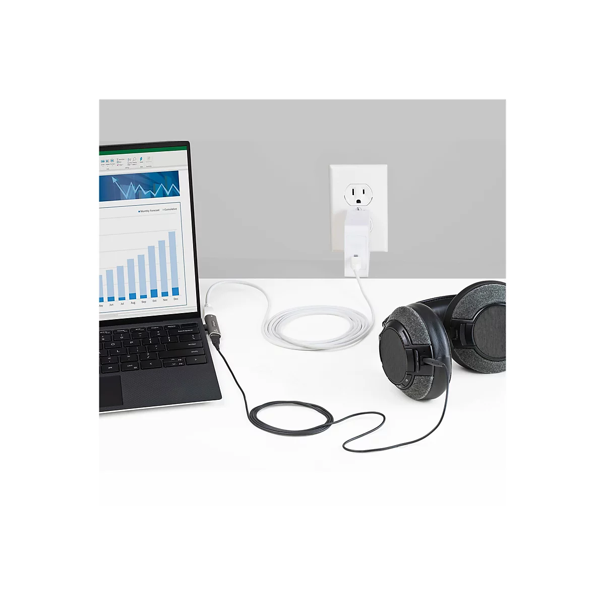 Ein Laptop zeigt Diagramme. KopfhÃ¶rer liegen daneben. Kabel verbinden Laptop, KopfhÃ¶rer und Steckdose.