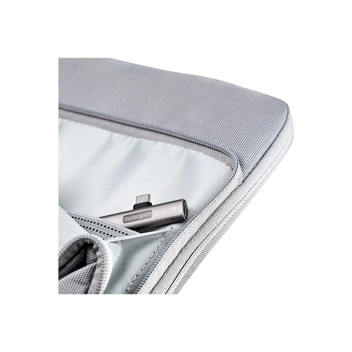 Graues, rechteckiges Etui, teilweise geÃ¶ffnet. Ein silberfarbener USB-C-Adapter steckt darin.