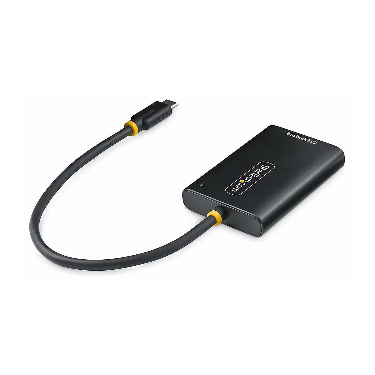 Lecteur de carte CF Express noir avec câble USB-C. Accents jaunes aux points de connexion. Le logo StarTech.com est clairement visible.