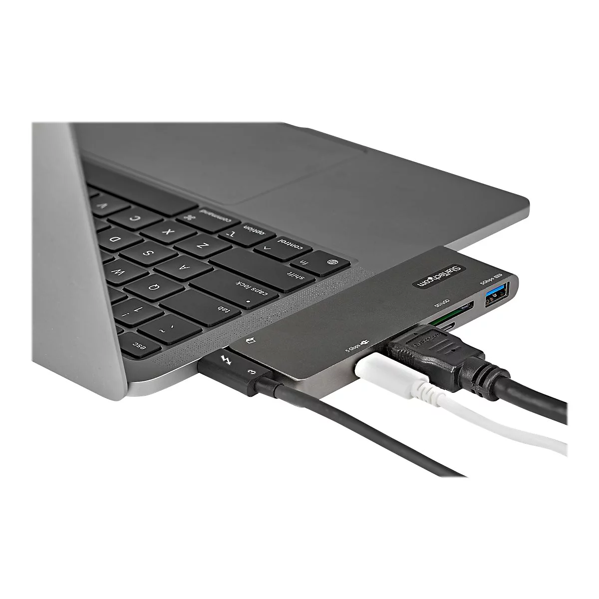 Ein Laptop mit einer angeschlossenen grauen USB-C-Dockingstation und diversen Kabeln.