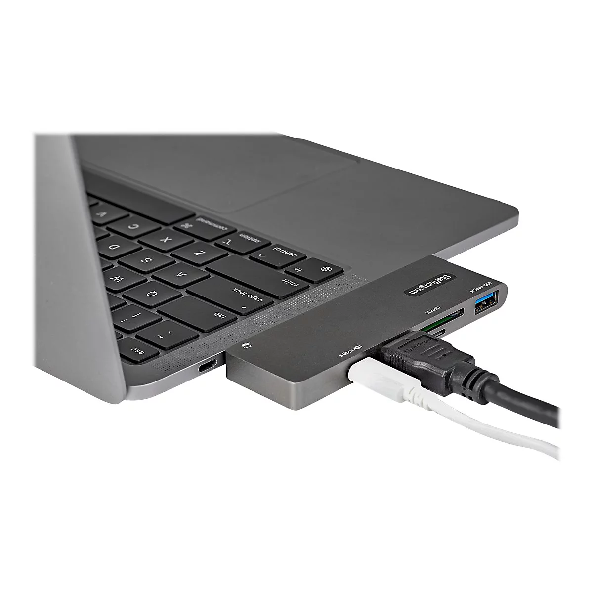 Grauer Laptop mit angeschlossenen Kabeln und USB-Hub. Schwarze Tastatur, HDMI, USB-C-Kabel.