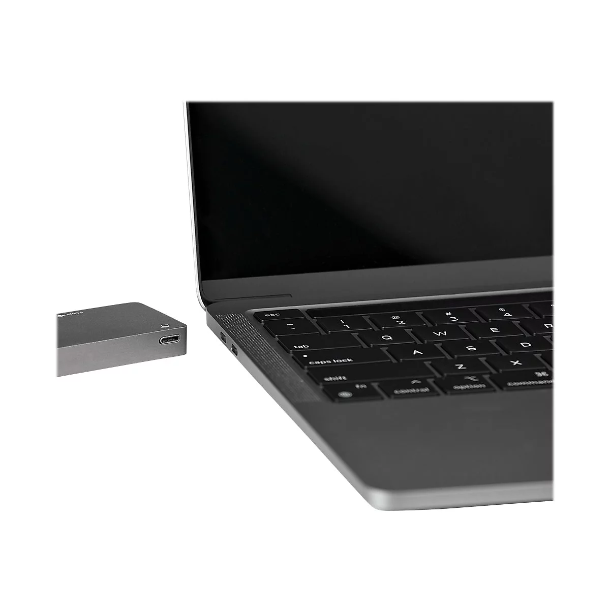 Graues Laptop neben einem grauen Adapter, beide auf weiÃŸem Hintergrund. Das Laptop ist geÃ¶ffnet.