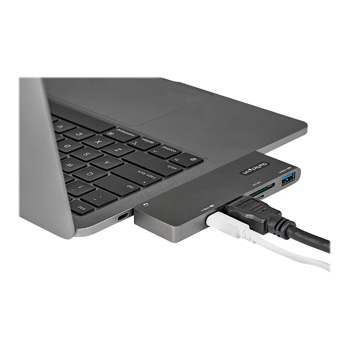 Graues Notebook mit einem USB-C-Hub, an dem Kabel angeschlossen sind.