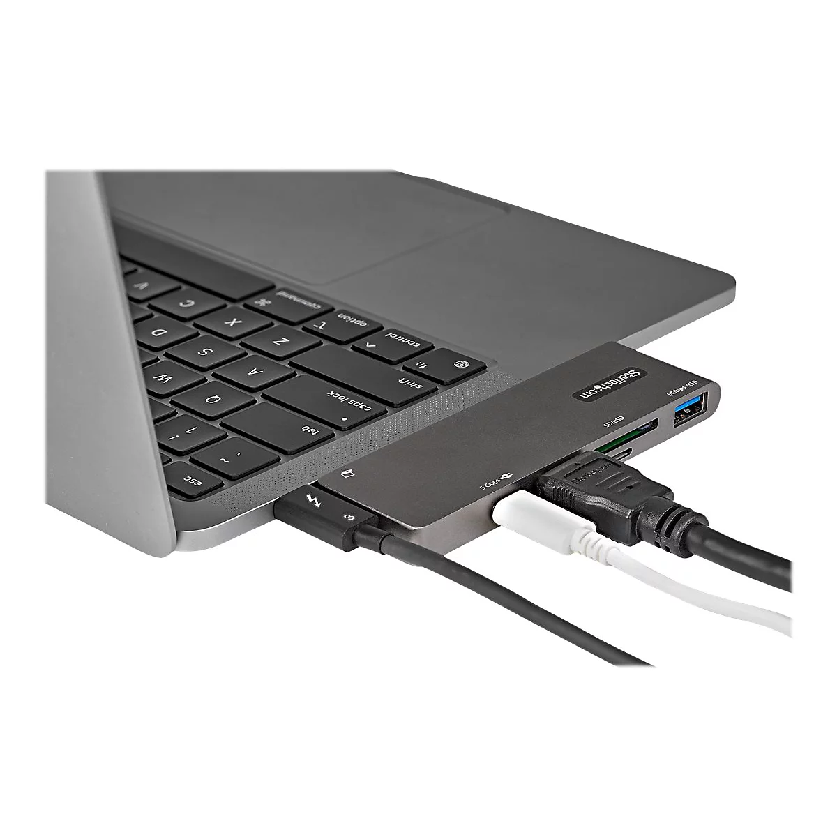 Grauer Laptop mit angeschlossenen Kabeln und einem Hub, auf dem 'StarTech' steht.