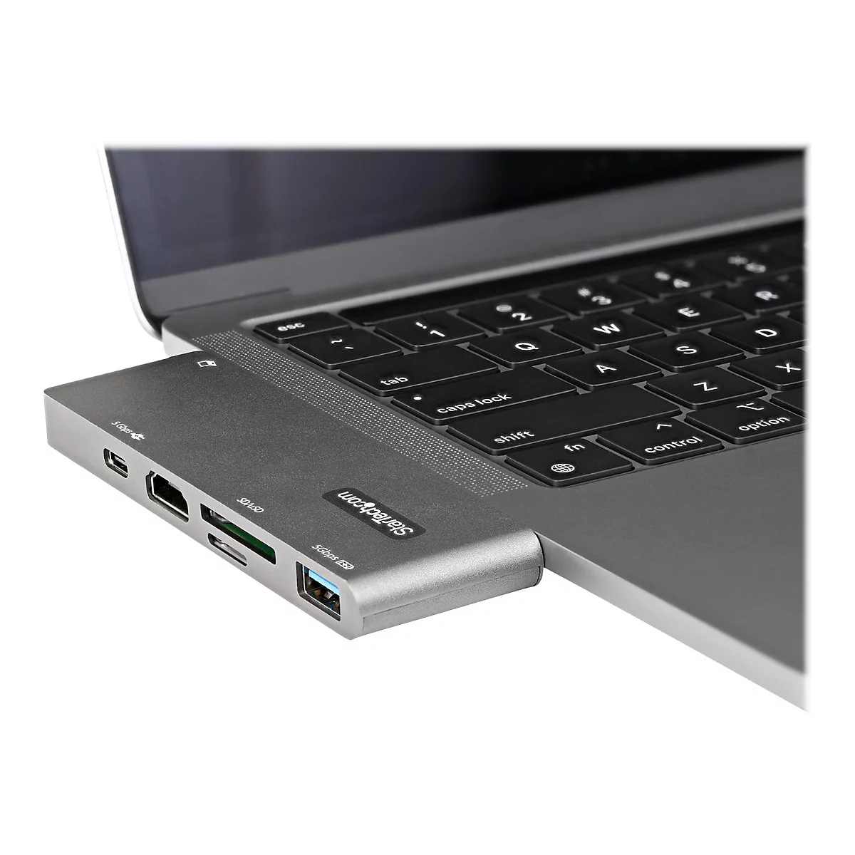 Grauer USB-C-Hub, angeschlossen an einem Laptop, mit HDMI, USB-A, Kartenleser und Ladeanschluss.