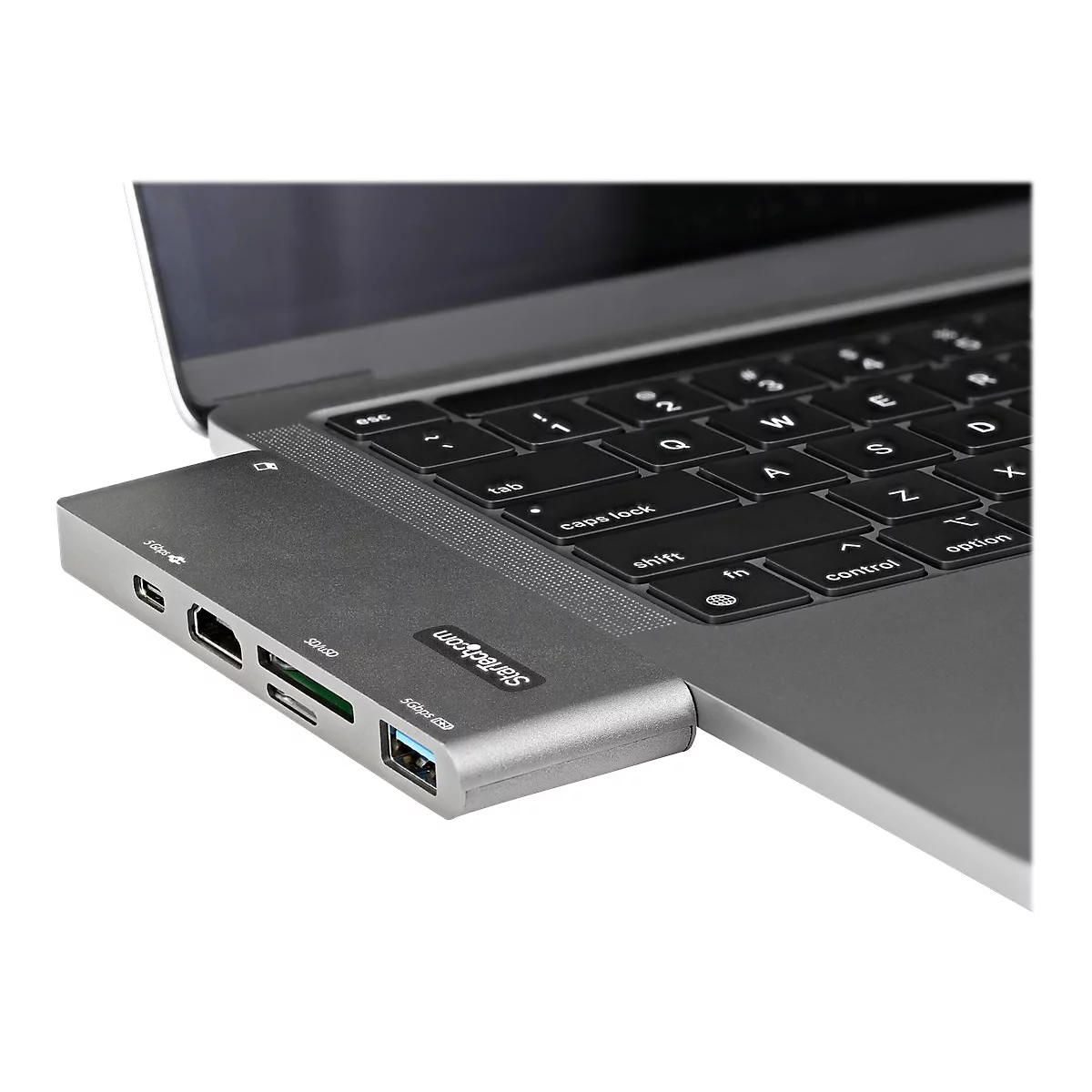 Ein silberner USB-C-Hub, der an einem Laptop angeschlossen ist. Auf dem Hub sind verschiedene AnschlÃ¼sse deutlich zu sehen.