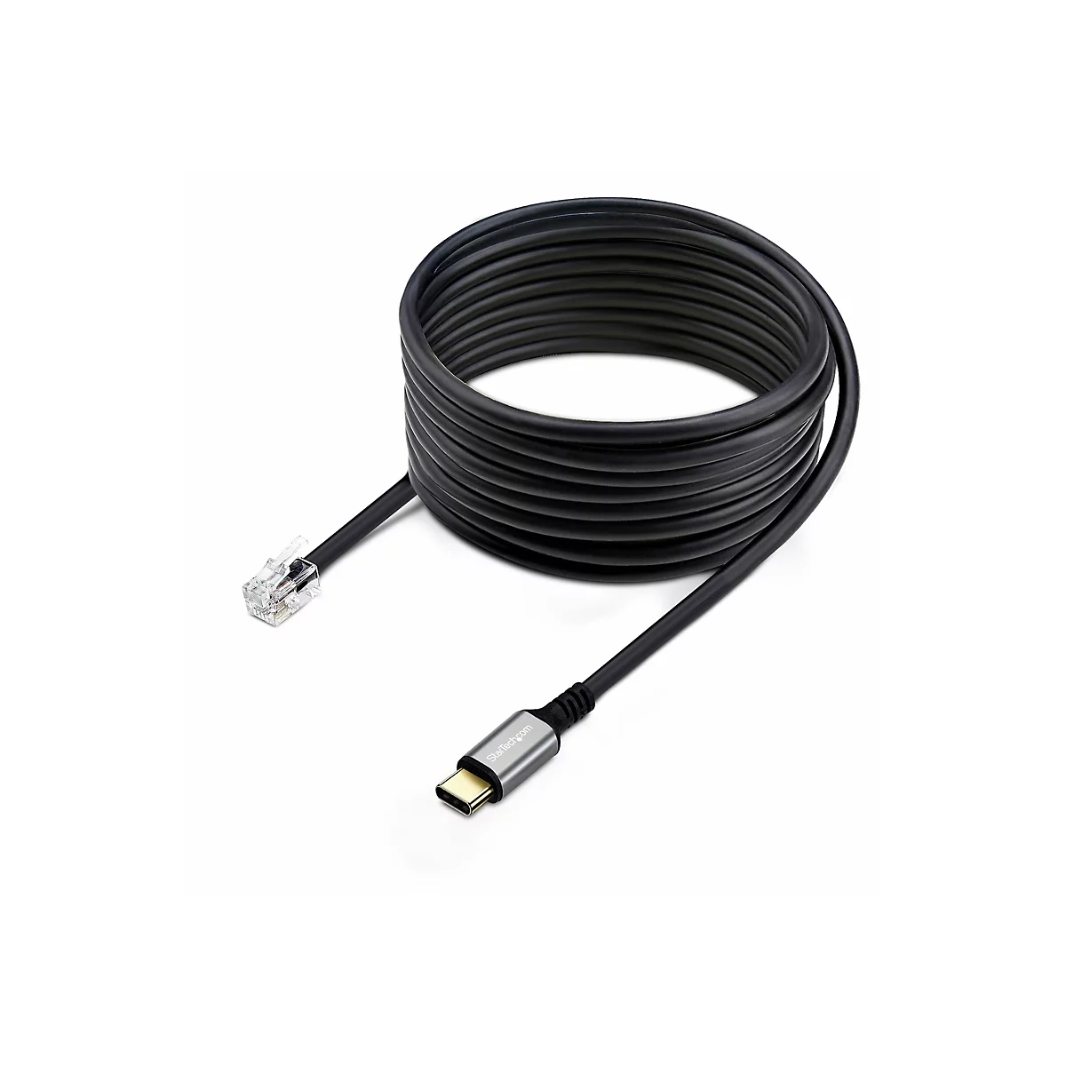 Ein schwarzes Netzwerkkabel, aufgerollt und mit einem RJ45-Stecker und einem USB-C-Anschluss versehen, vor weißem Hintergrund.