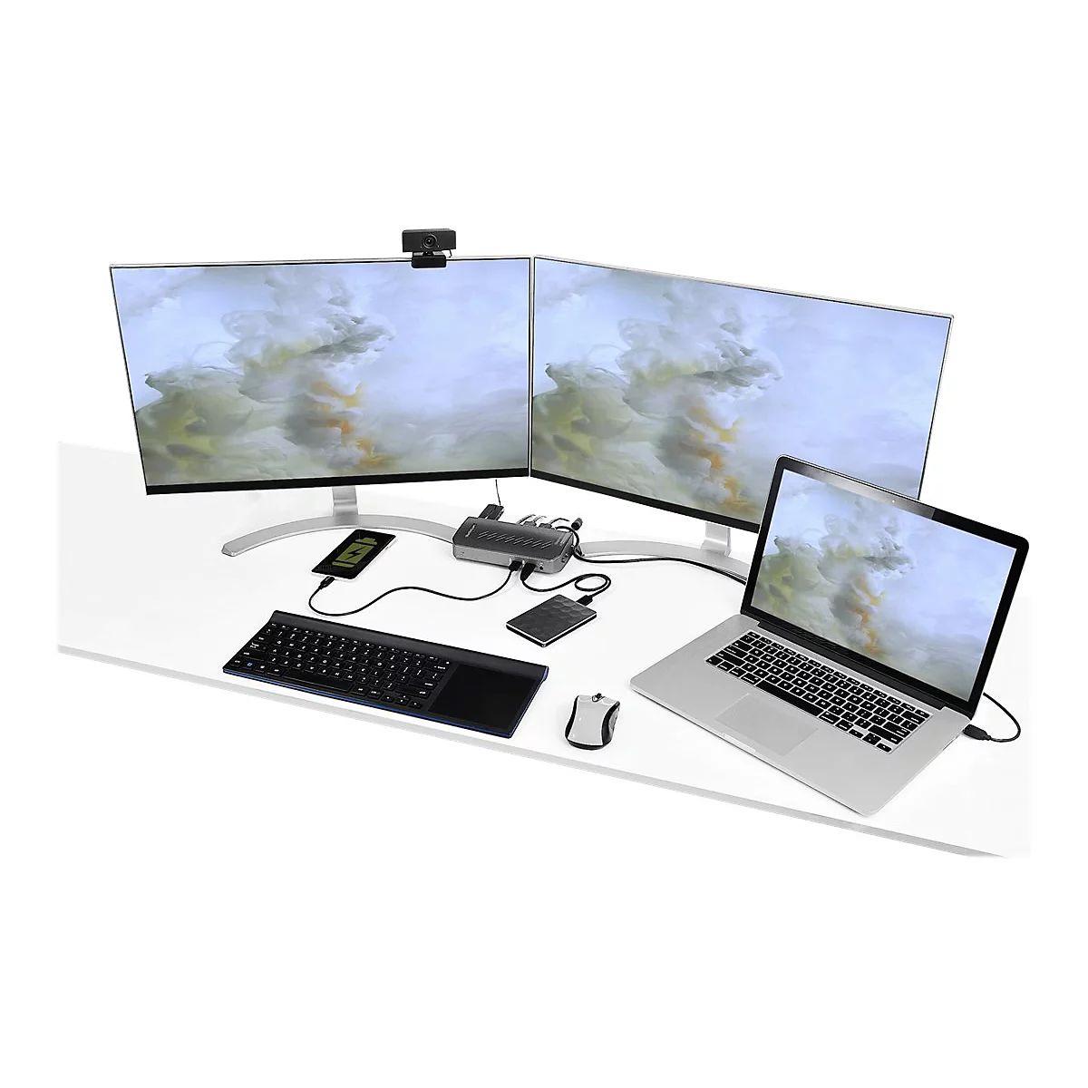 Schreibtisch mit zwei Monitoren, Laptop, Tastatur, Maus und Webcam. Alle GerÃ¤te sind mit einer Dockingstation verbunden.