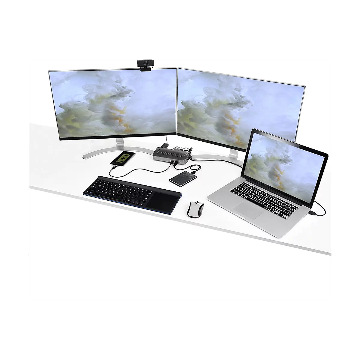 Schreibtisch mit zwei Monitoren, Webcam, Laptop, Tastatur, Maus, Dockingstation und Smartphone.