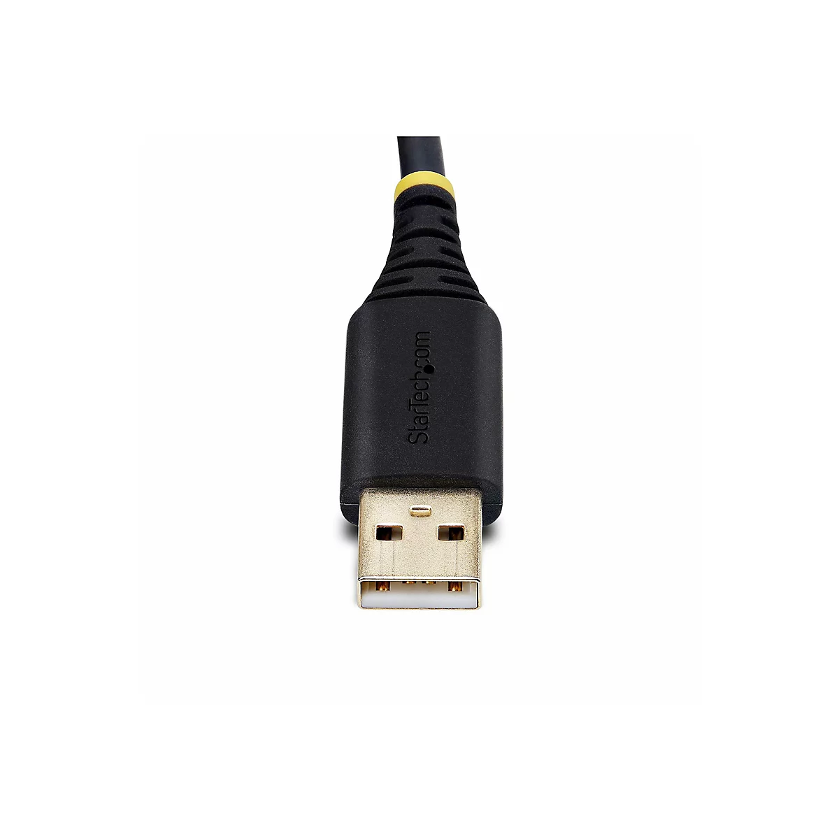 Gros plan sur un câble USB. Câble noir avec un accent jaune, connecteur USB-A doré.