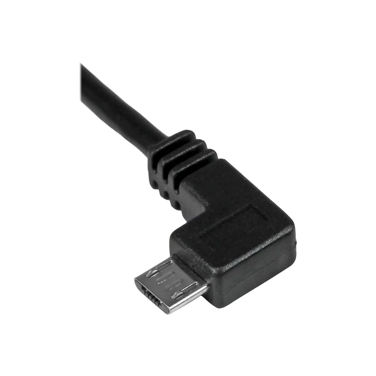 Un câble micro USB noir avec un connecteur coudé. Le connecteur montre les contacts. Le fond est blanc.