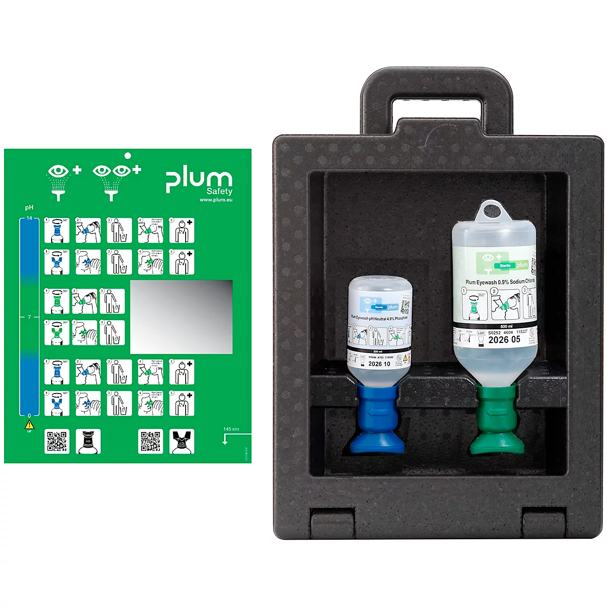 Une trousse de premiers secours noire avec deux flacons de lavage oculaire et un tableau d'instructions. La boîte porte le nom "Plum Safety".