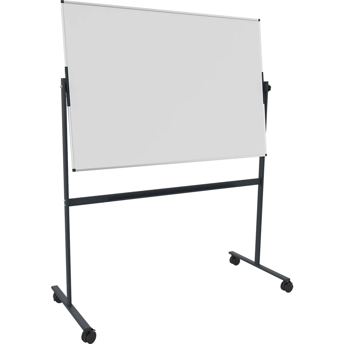 Ein weißes Whiteboard auf einem dunklen Metallgestell mit Rollen.