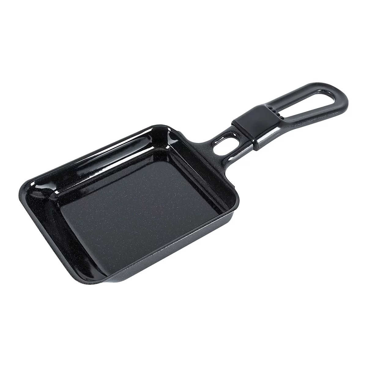 Schwarzes Raclette-Pfännchen mit glänzender Beschichtung und kurzem Stiel vor weißem Hintergrund.