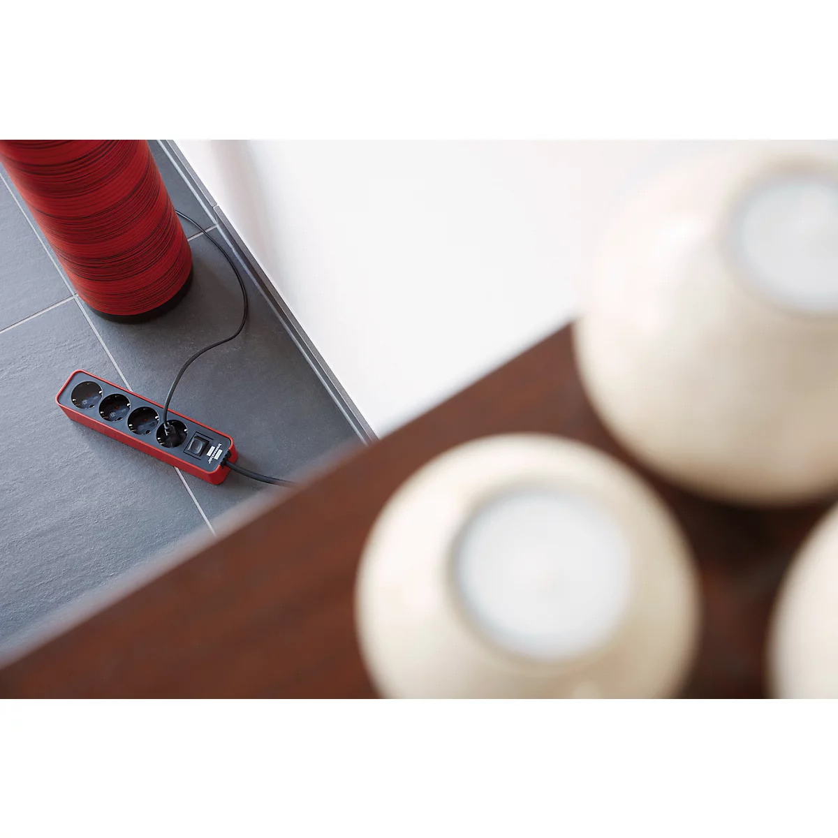 Steckdosenleiste brennenstuhl Ecolor, 4-fach im Winkel von 45°, mit Schalter, IP20, Kabellänge 1,5 m, L 235 x B 58 x T 80 mm, Kunststoff, rot-schwarz