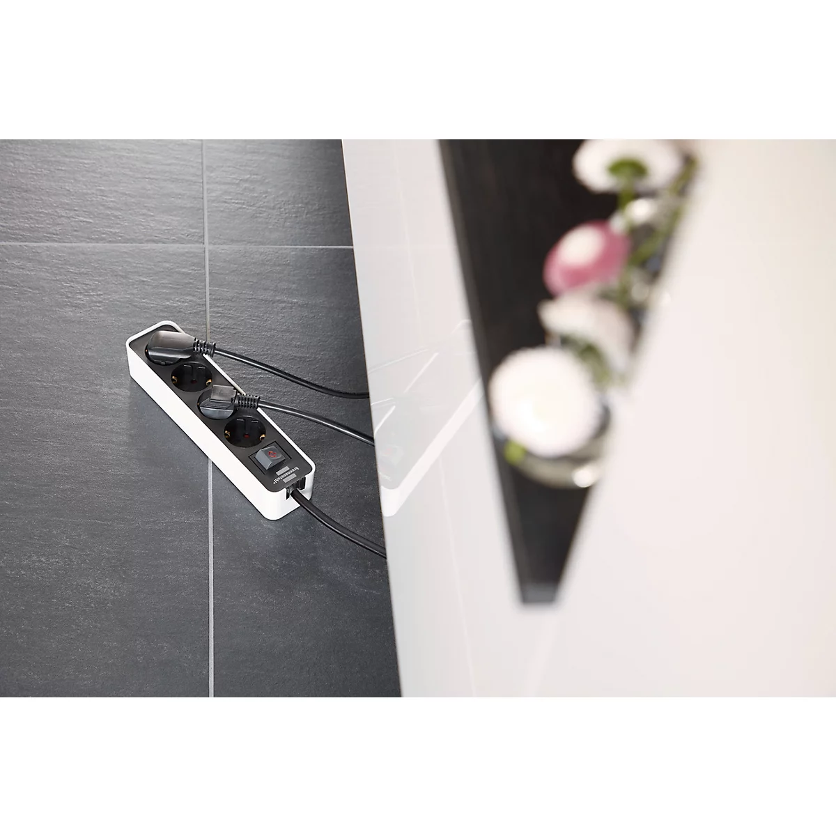 Steckdosenleiste brennenstuhl Ecolor, 4-fach im Winkel von 45°, mit Schalter, IP20, Kabellänge 1,5 m, L 235 x B 58 x T 80 mm, Kunststoff, schwarz-weiß