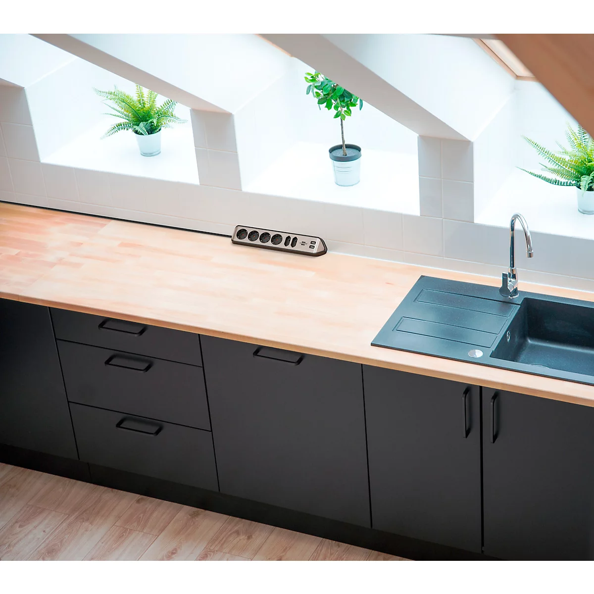 Steckdosenleiste brennenstuhl estilo, 6-fach, 2 USB-Ladebuchsen, IP20, Kabellänge 2 m, L 365 x B 60 x T 110 mm, Edelstahl & Kunststoff, schwarz-silber