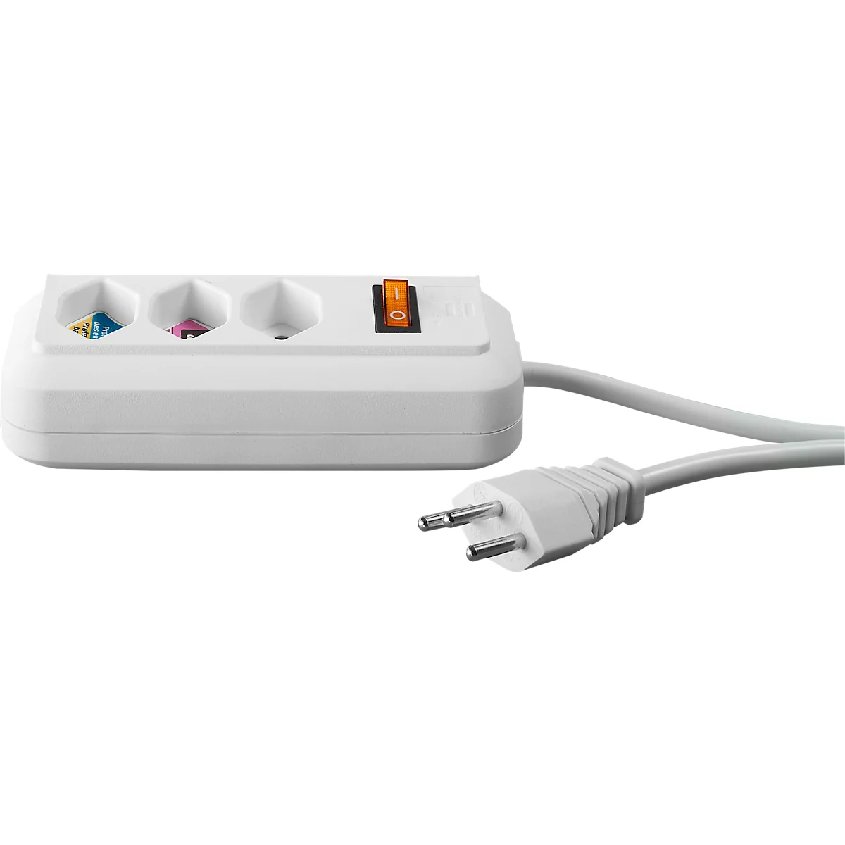 Weisse Steckerleiste mit drei Steckdosen, einem Schalter und einem Stecker.