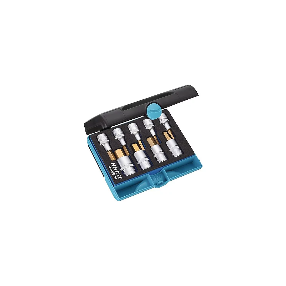 Ein Set Steckschlüssel in einer blauen Box, offen. Der Deckel ist schwarz, mit blauem Knopf. Die Schlüssel sind silber und golden.