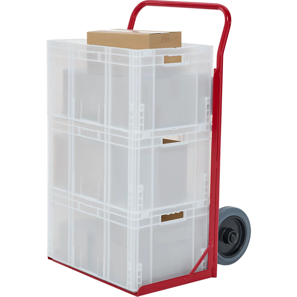 Een rode steekwagen met drie transparante plastic dozen. Bovenop ligt een bruine kartonnen doos.