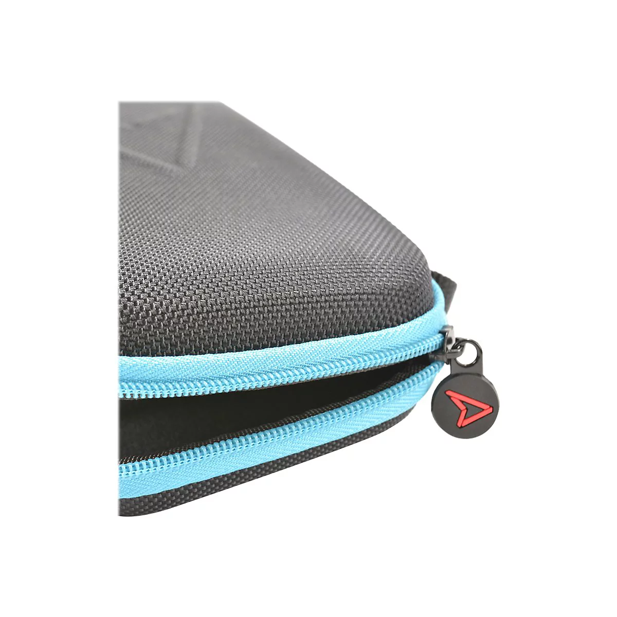 Detailaufnahme einer schwarzen Tasche mit hellblauem Reißverschluss, einem schwarzen Anhänger und rotem Logo.