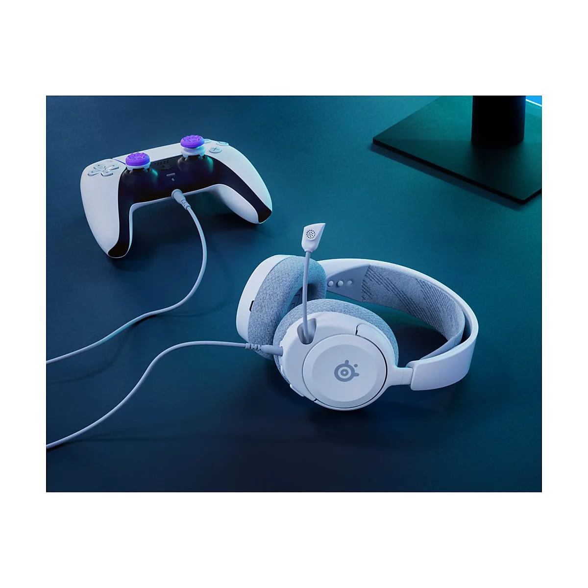 Weißes Gaming-Headset und Controller auf blauem Untergrund. Das Headset hat ein Mikrofon, der Controller lila Knöpfe.